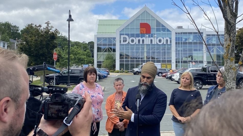 NDP Leader and Unifor leaders stand in front of a Dominion grocery store