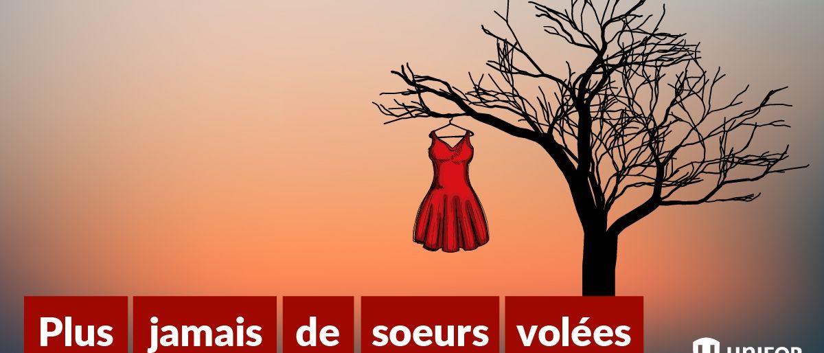Une robe rouge accrochée à un arbre mort