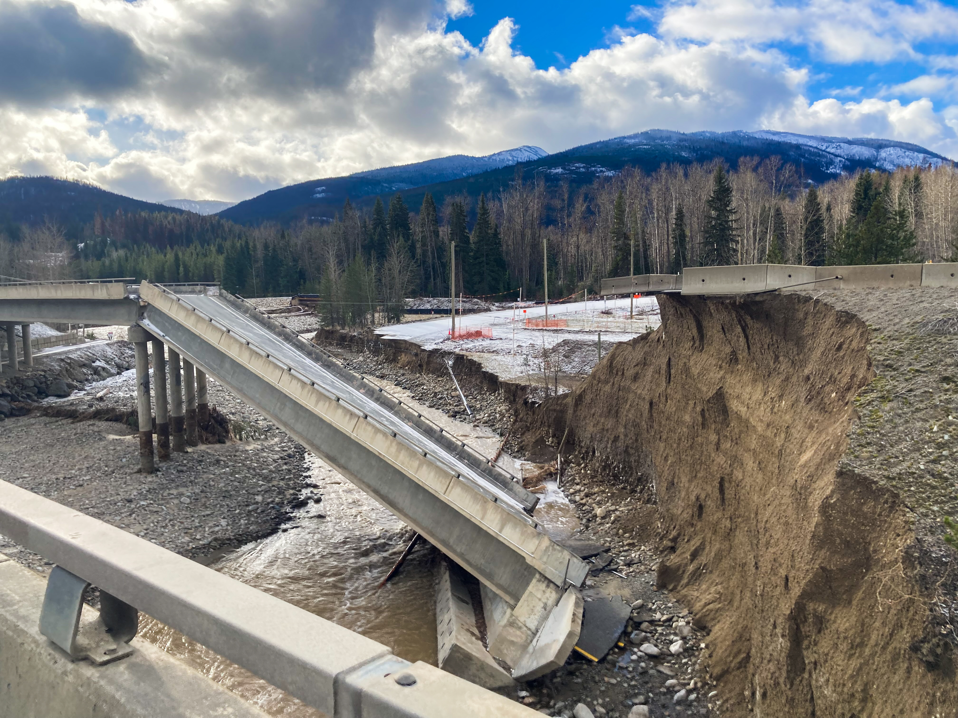 Pont d'autoroute emporté par les eaux.