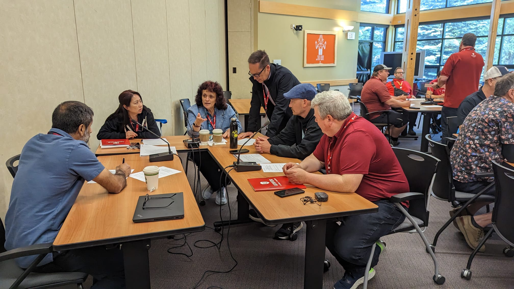 les délégués en groupes lors d'une session en petits groupes