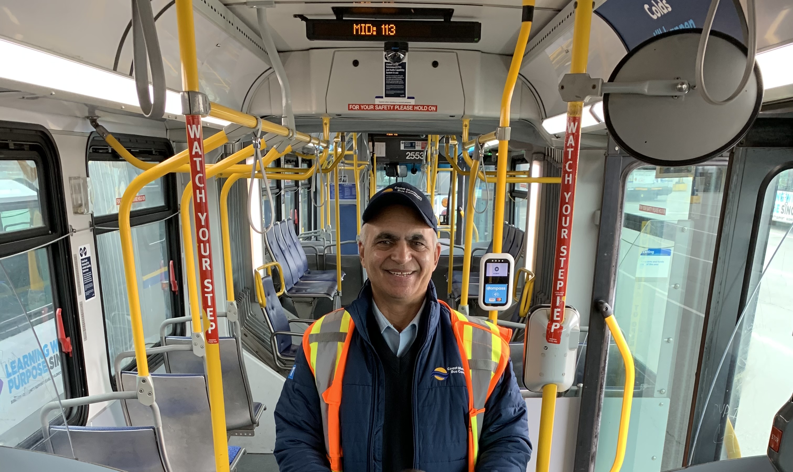 Charanjit Parhar dans son uniforme d'opérateur de transport en commun dans un autobus