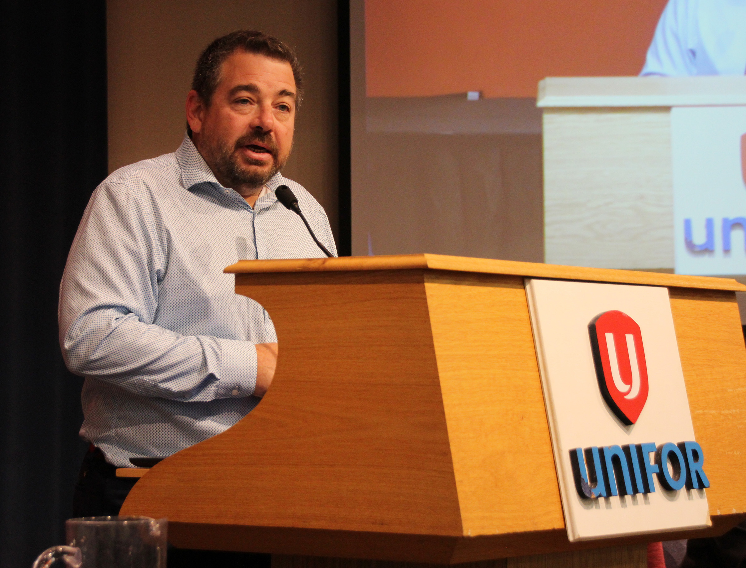 Unifor Quebec Director Daniel Cloutier speaking from a podium.