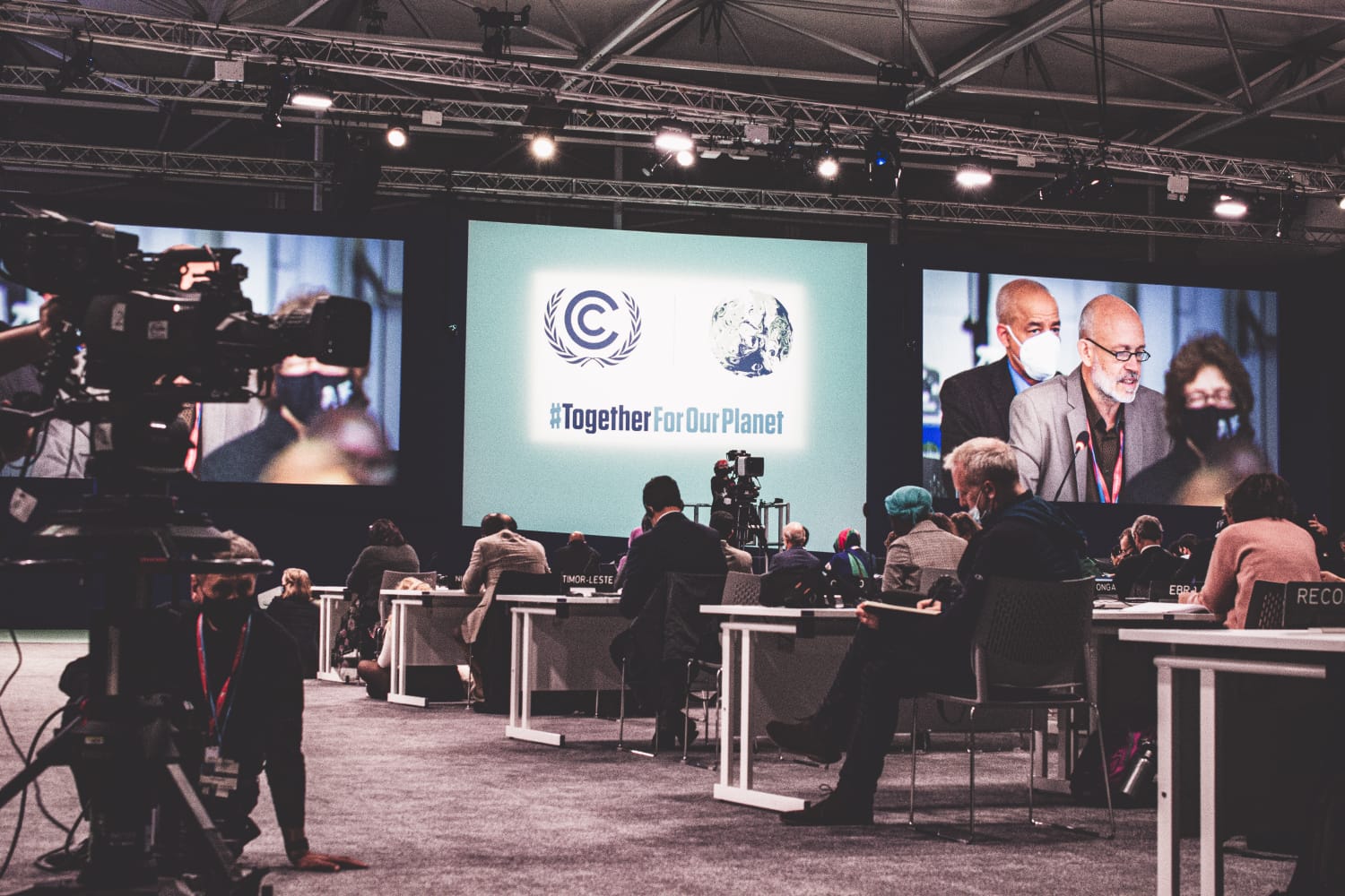 Des délégués assistent à une présentation lors de la COP26.
