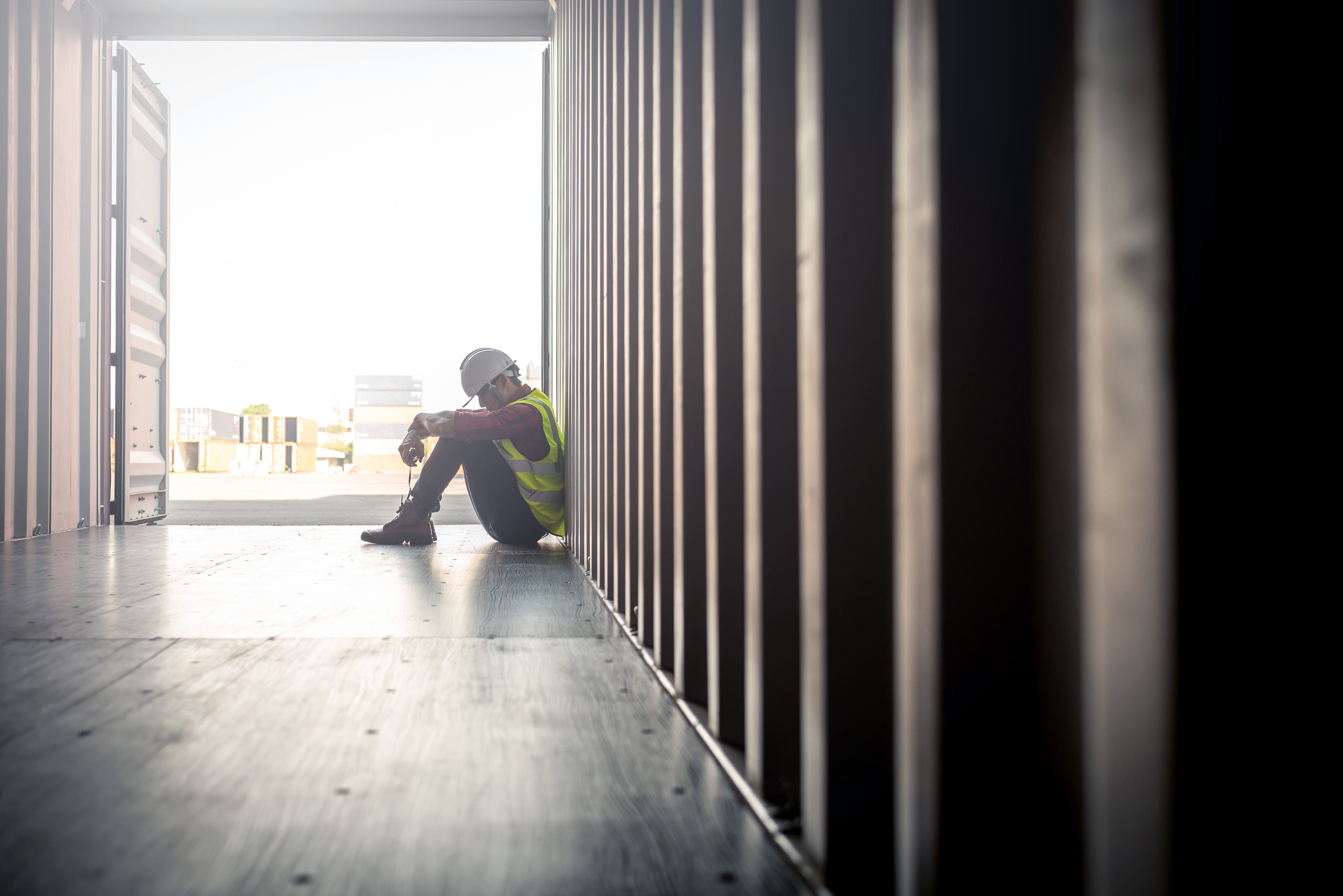 Un travailleur stressé assis au repos  