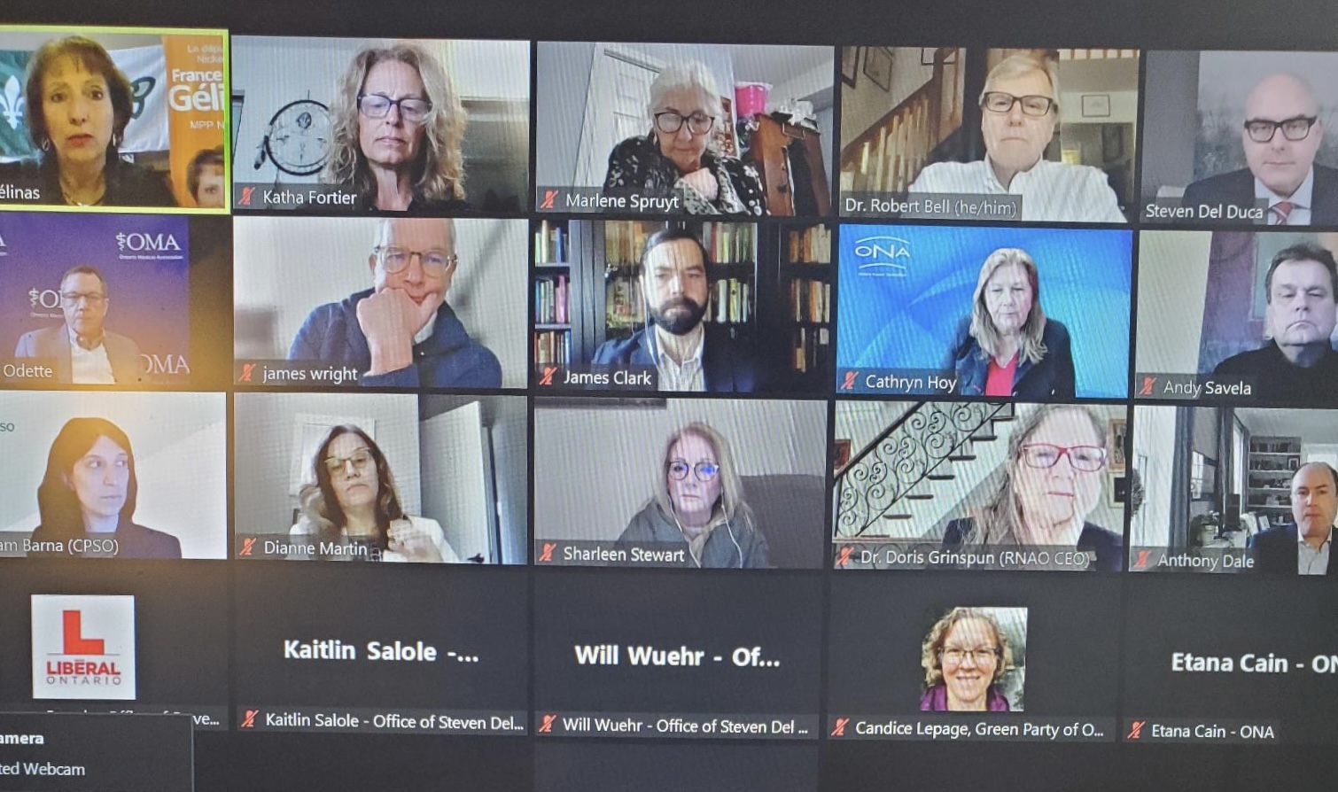 Vue en quadrillage de personnes en vidéoconférence.