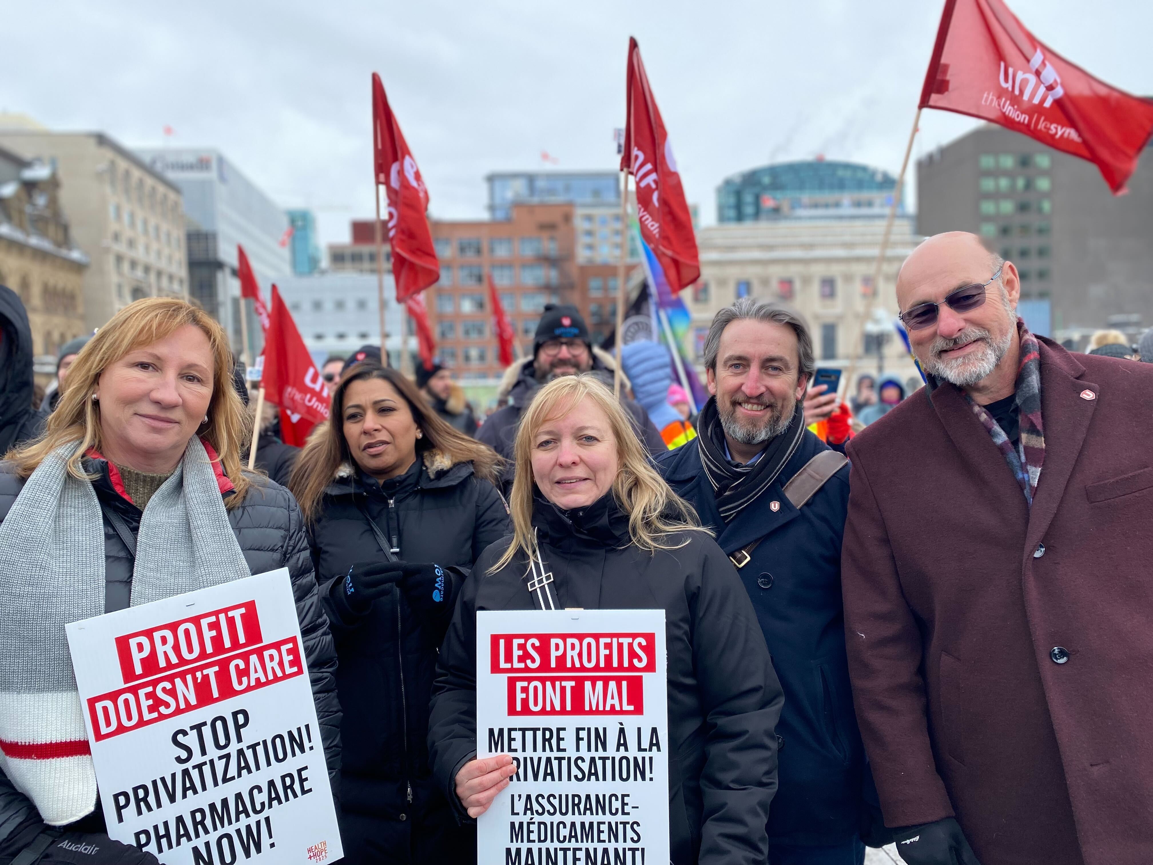 Les dirigeants d'Unifor lors du rassemblement "Profit doesn't care" à Ottawa. 