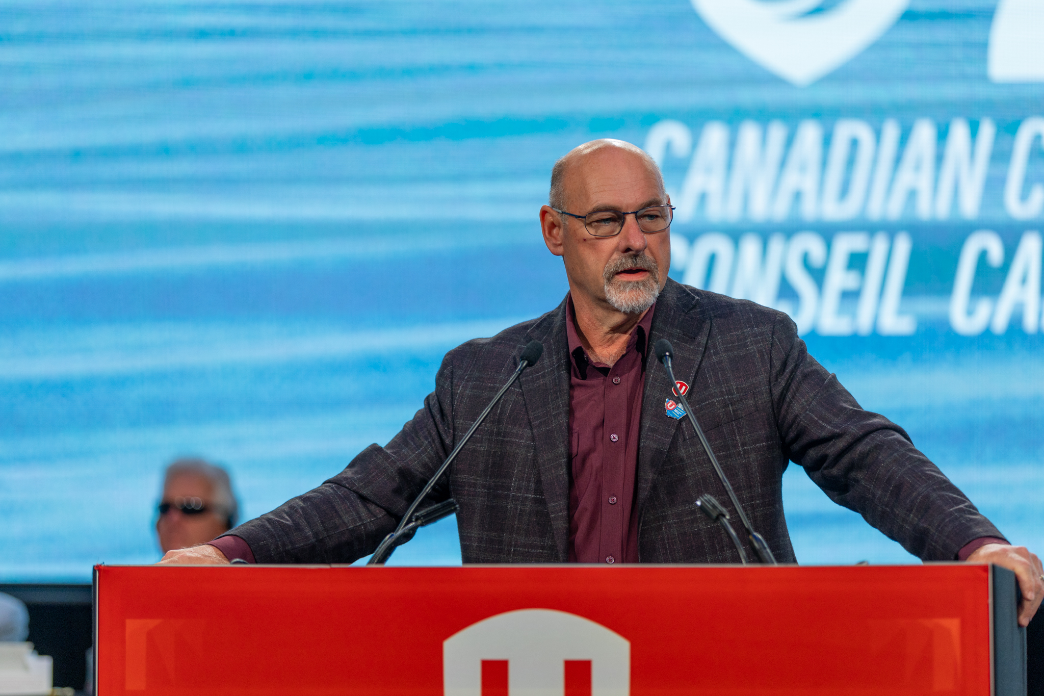 Len Poirier speaking at Unifor podium