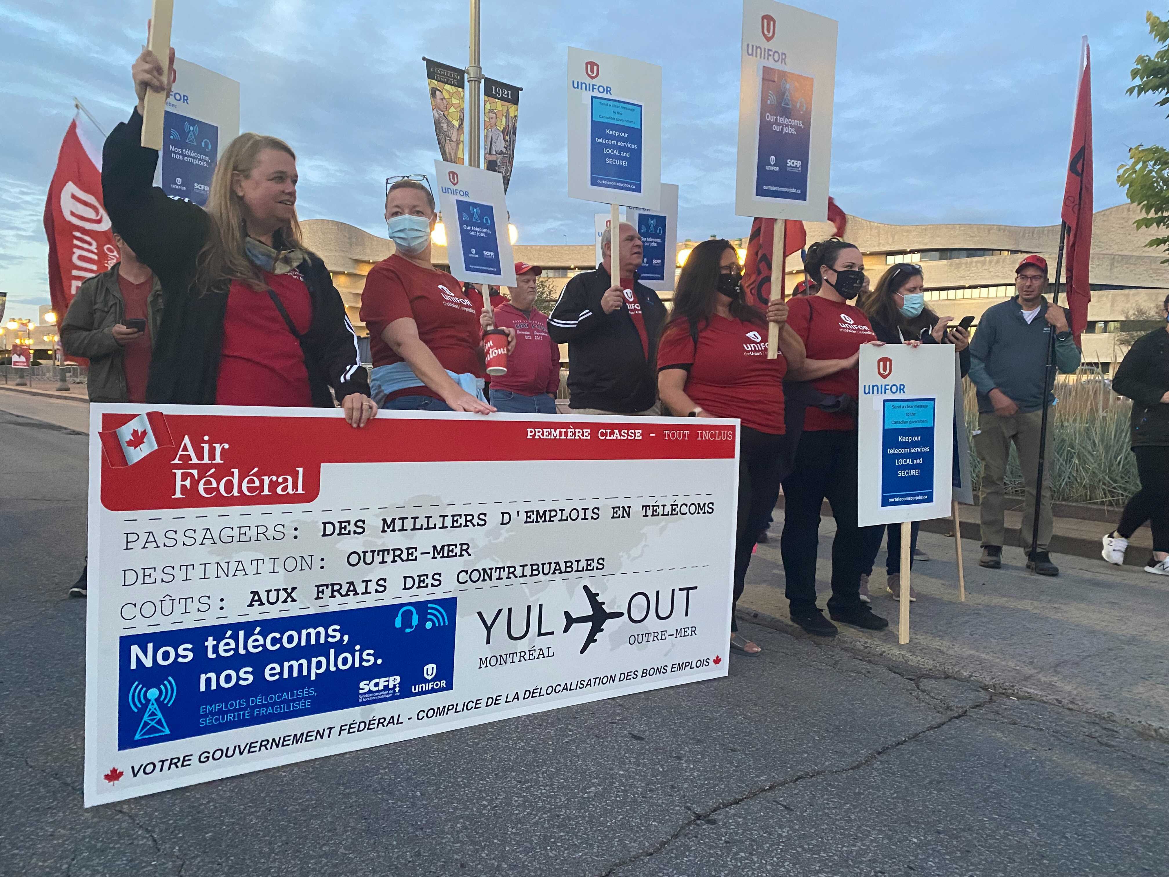 Unifor members protest to keep telecom jobs in Canada