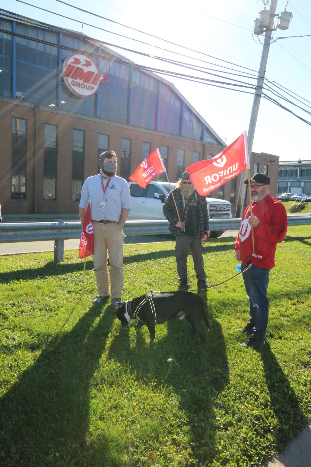 Manifestants à l’extérieur de l’entreprise IMP Aerospace à l’aéroport de Halifax.