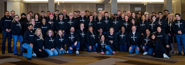A large group photo everyone is wearing Unifor Votes shirts