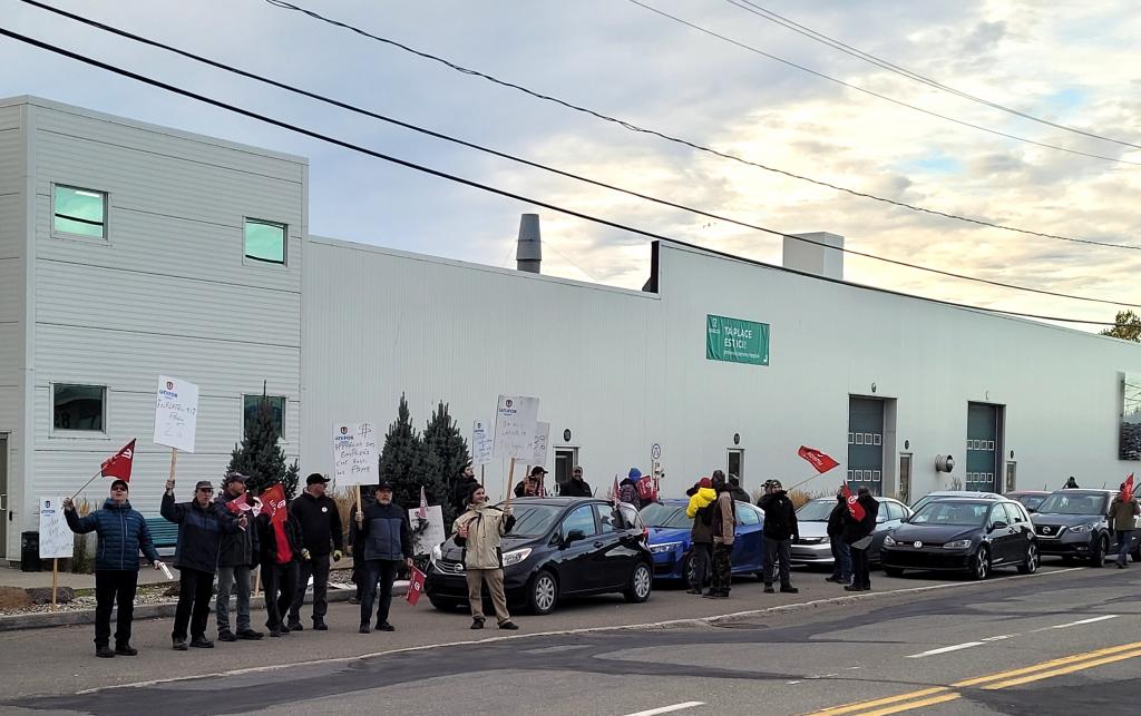Les membres d'Unifor chez Prelco sur le piquet de grève.