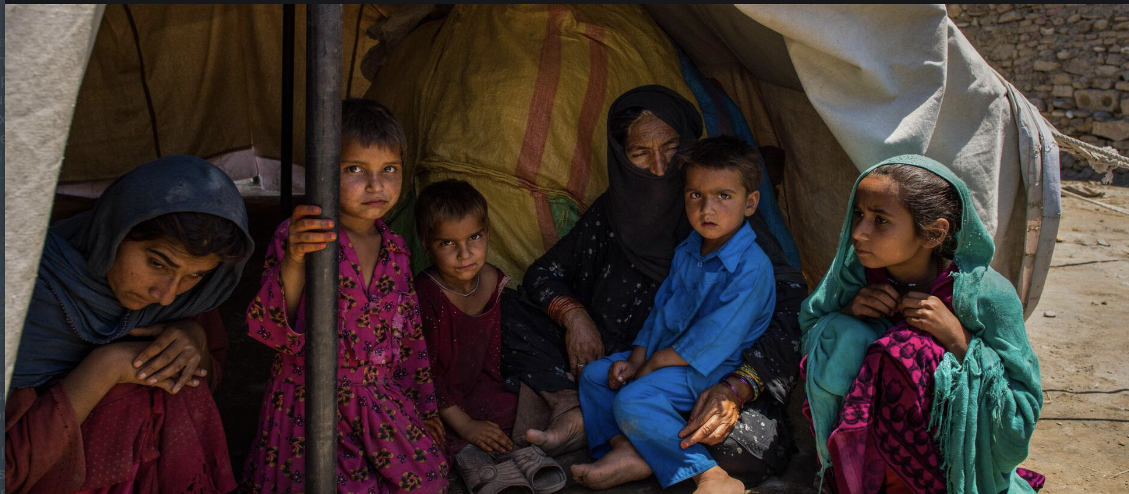 Afgans Afgan family huddles in a shelter