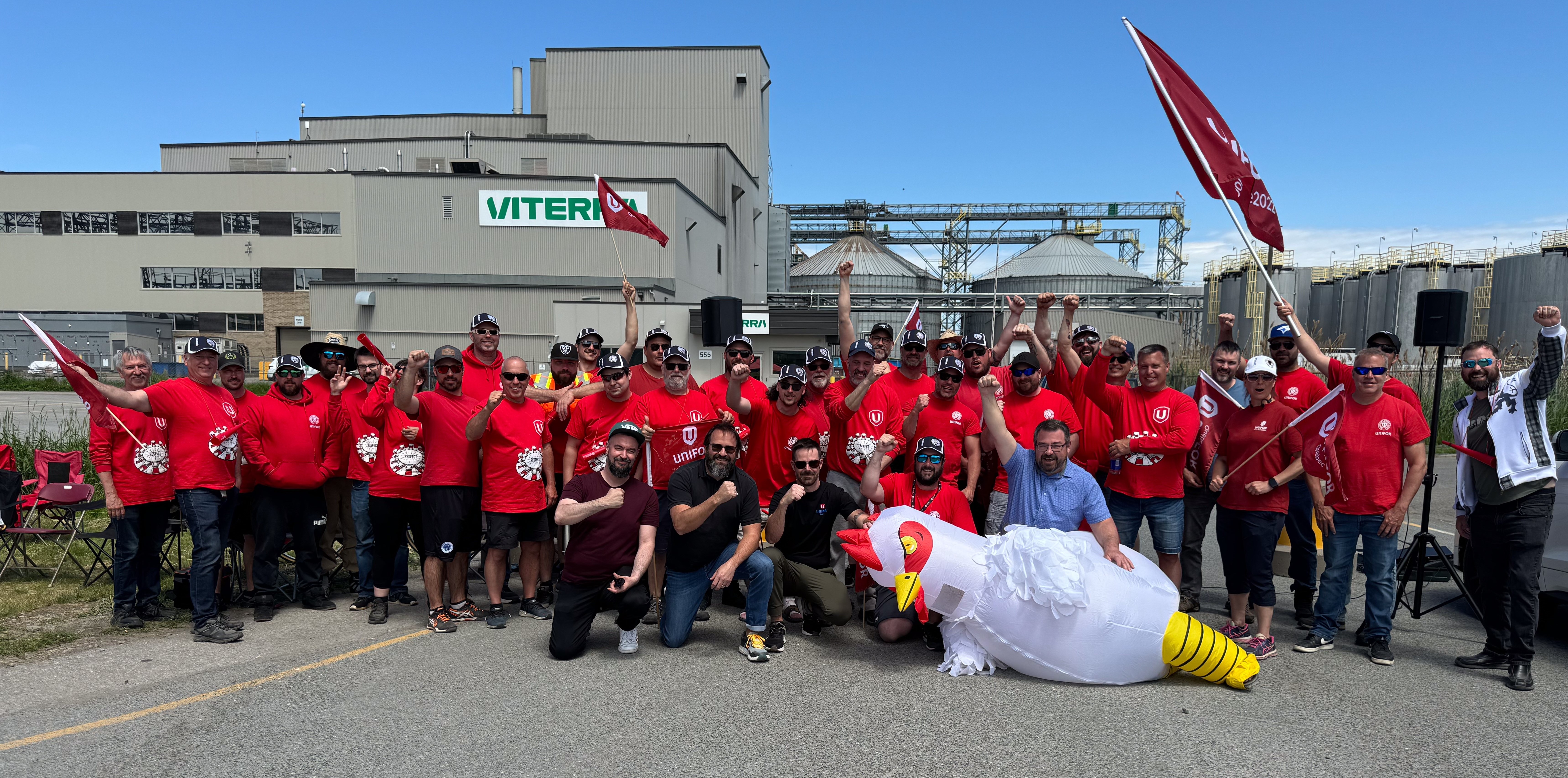 Usine Viterra avec les grévistes dans la rue et des drapeaux
