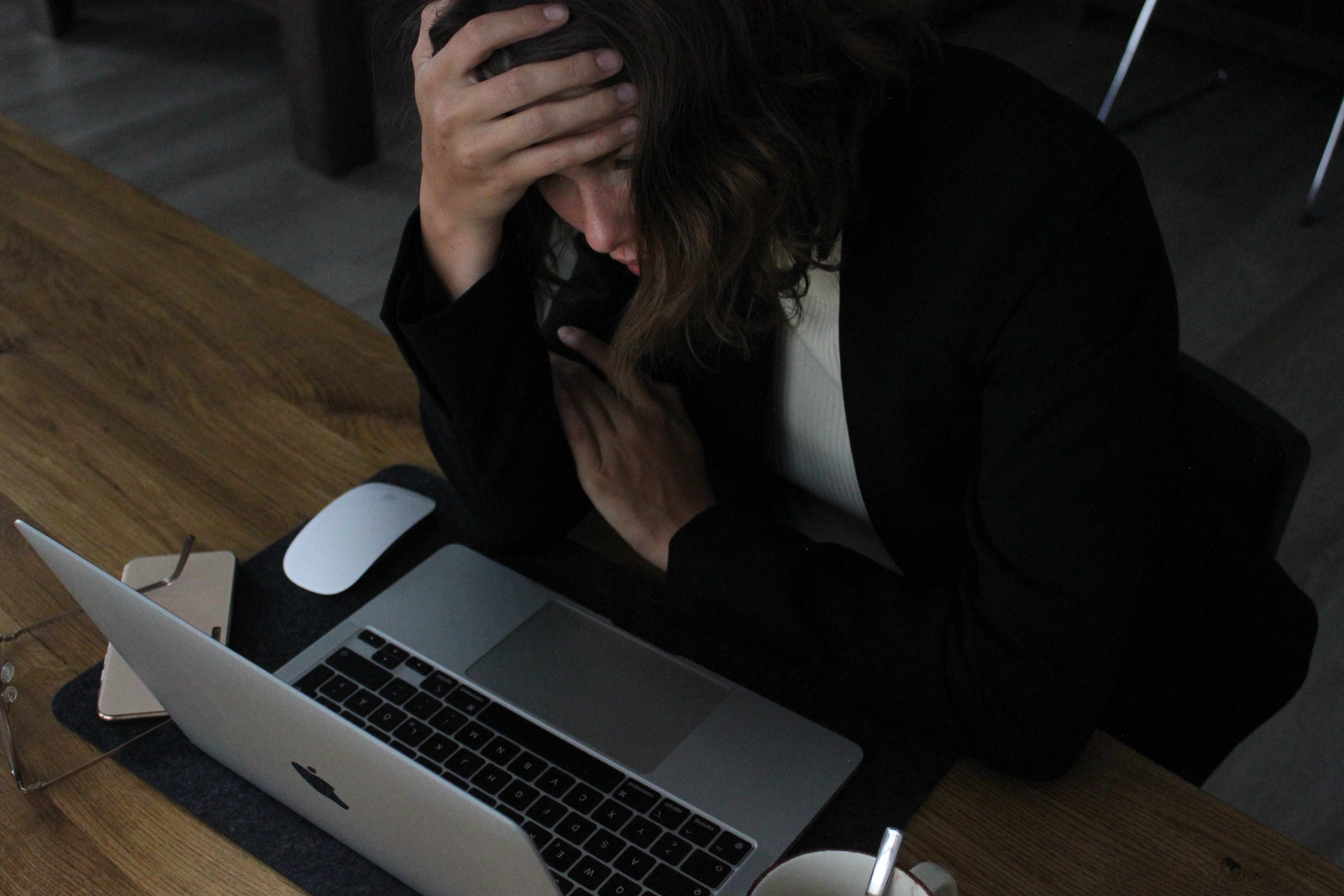 Femme stressée devant son ordinateur portable