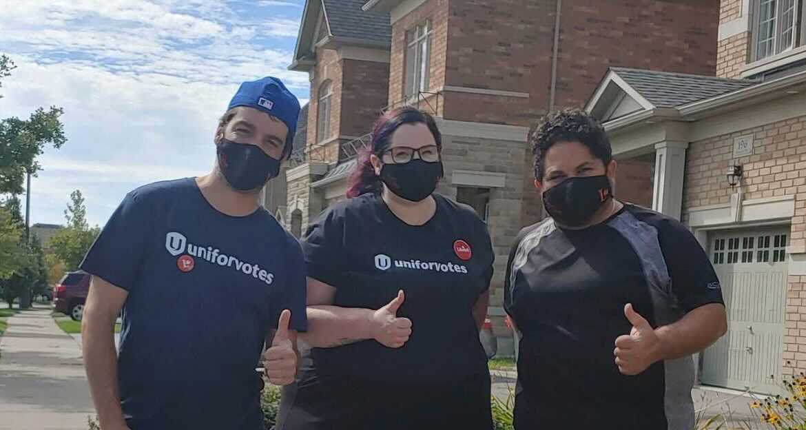 personnes portant des t-shirts de votes d'Unifor