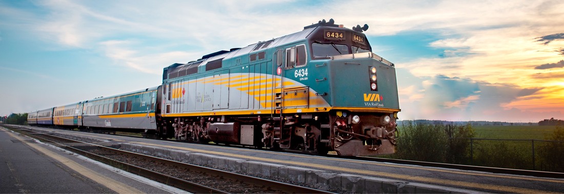 Un train VIA Rail approchant la plate-forme de la gare