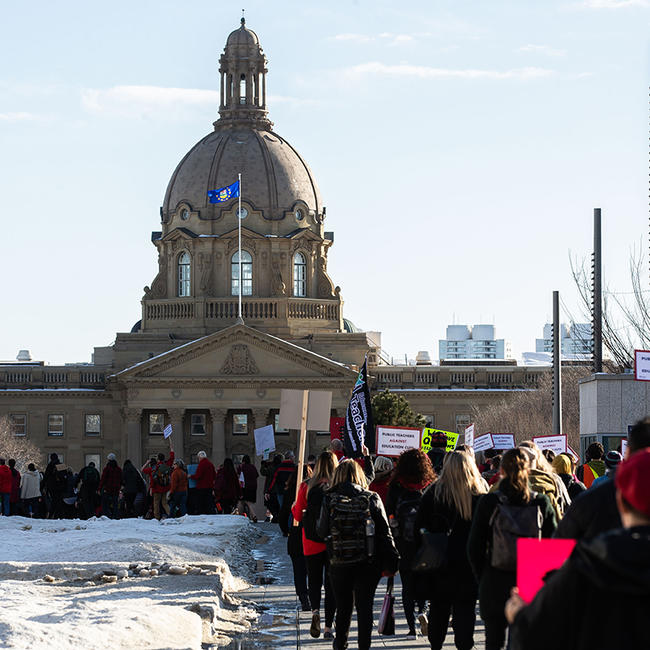 Des militantes et militants syndicaux lors d'un rassemblement devant l'Assemblée législative de l'Alberta.