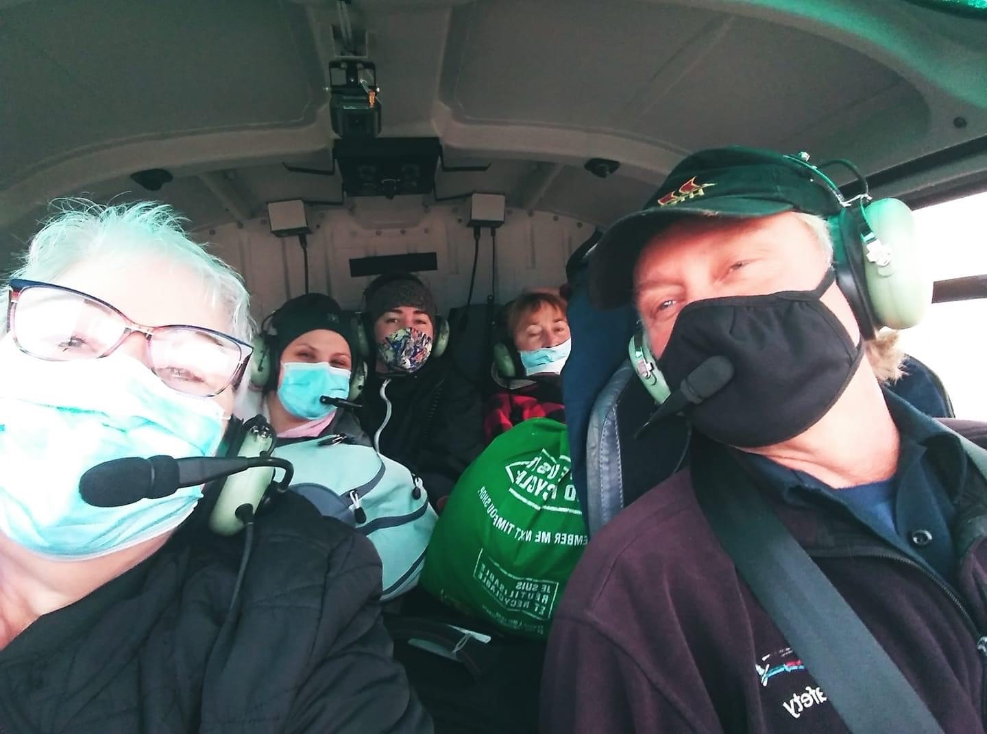 Des agents de santé transportés en hélicoptère.