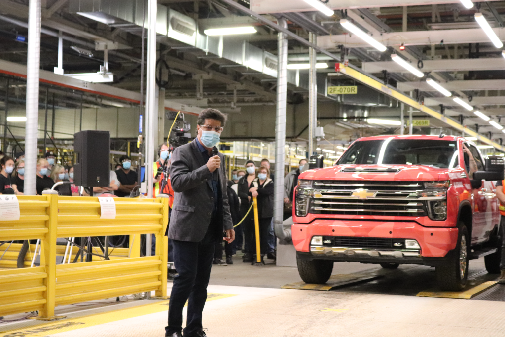 Le président national d'Unifor, Jerry Dias, s'adresse aux travailleuses et travailleurs de General Motors à Oshawa devant la chaîne de montage.