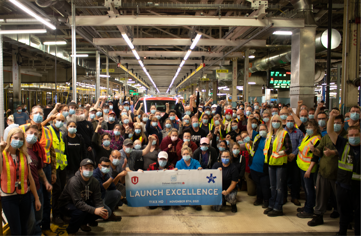 Le président national d'Unifor, Jerry Dias, est photographié avec des centaines de travailleuses et travailleurs de General Motors à Oshawa devant le premier camion à sortir de la chaîne de montage.