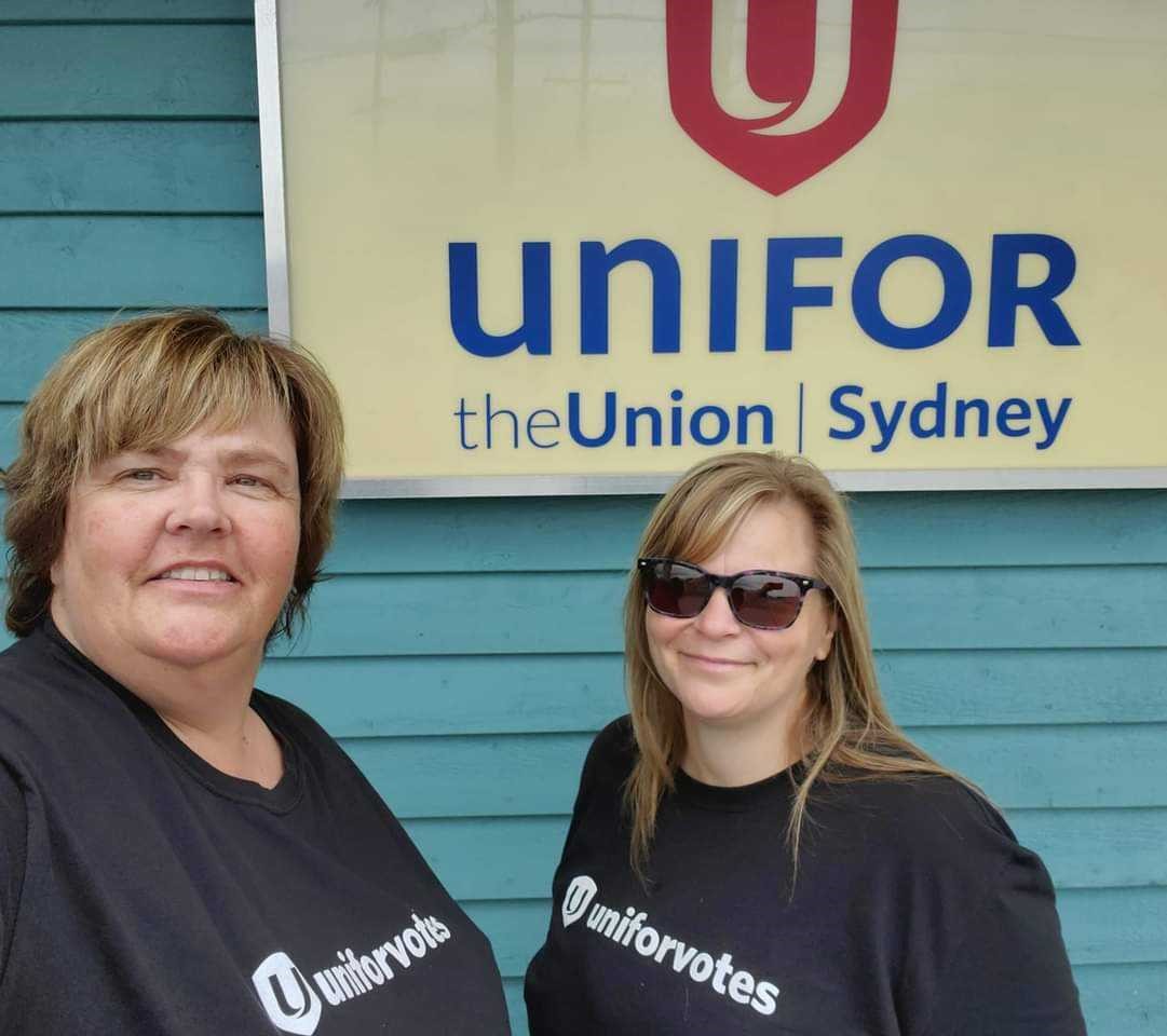 deux femmes portant des t-shirts de vote d'Unifor 