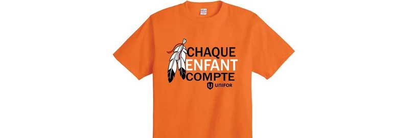 Un t-shirt Unifor orange sur lequel on peut lire "chaque enfant compte".