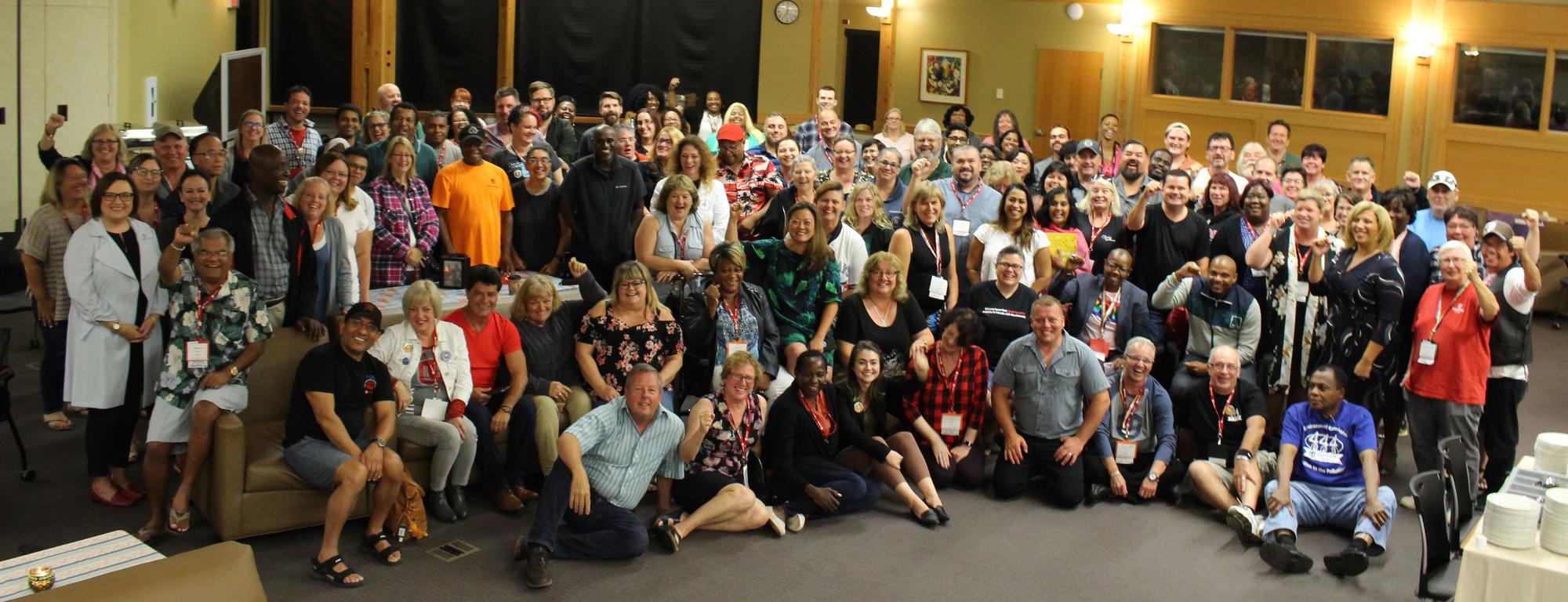 Un grand groupe de militants d'Unifor s'est rassemblé au Centre d'éducation familiale.