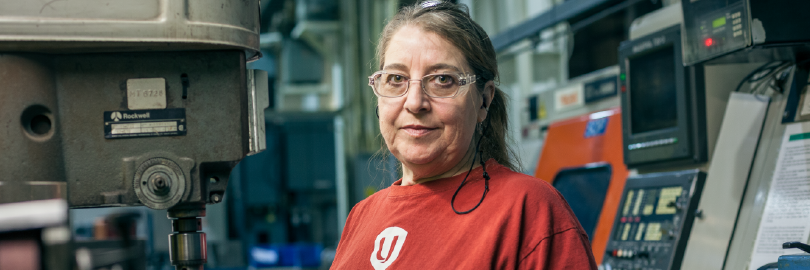 Unifor Local 1075 member at Alstom wearing a Unifor T-shirt