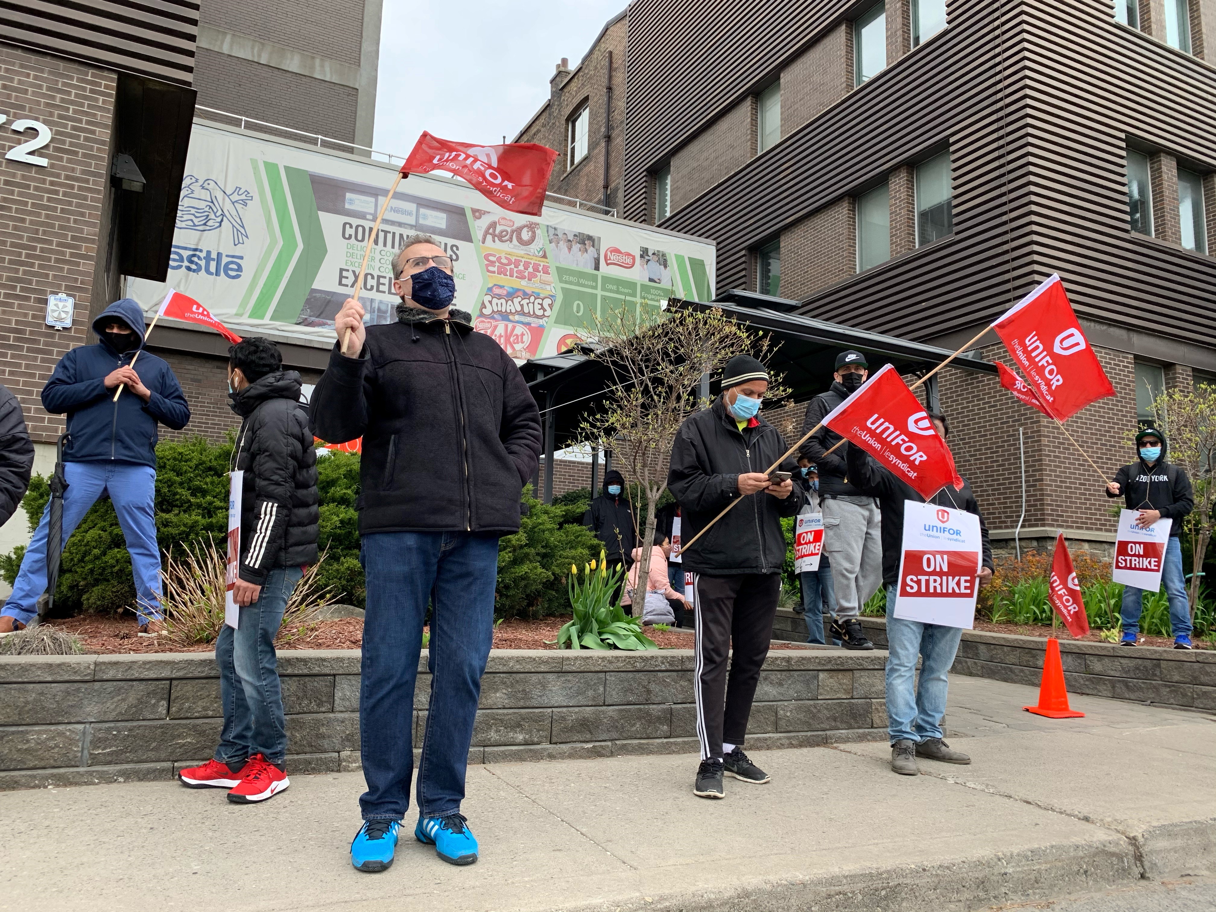 Des membres de la section locale 252 d'Unifor en grève à l'usine Nestlé à Toronto.