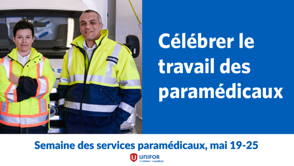 Deux ambulanciers debout à l'arrière d'une ambulance ouverte