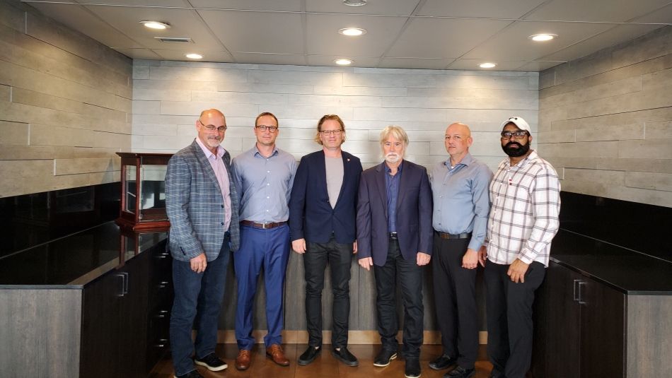 Unifor Local 101R bargaining committee members with Secretary Treasurer Len Poirier and Senior Advisor Bruce Snow pose for a group photo