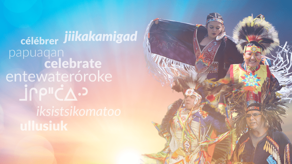 Le mot « célébrer » dans plusieurs langues autochtones avec, à l’extrême droite, plusieurs danseurs autochtones en tenue d’apparat