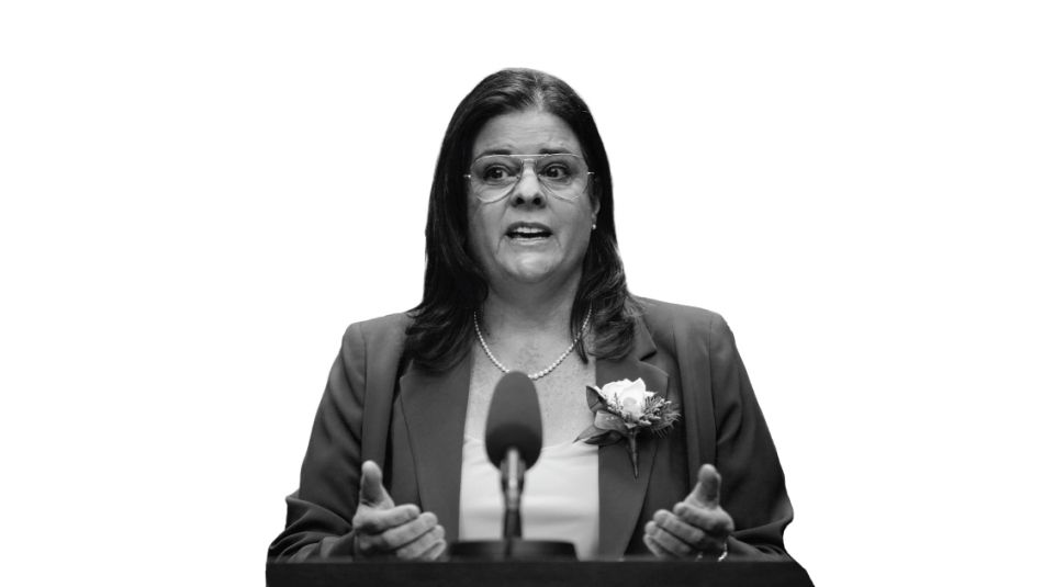 Black and white photo of Heather Stefanson speaking at a podium.