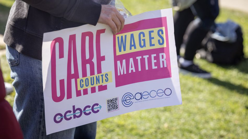 Affiche de la manifestation portant l’inscription « Care counts, Wages matter » (Prendre soin, ça compte, et les salaires sont importants). 