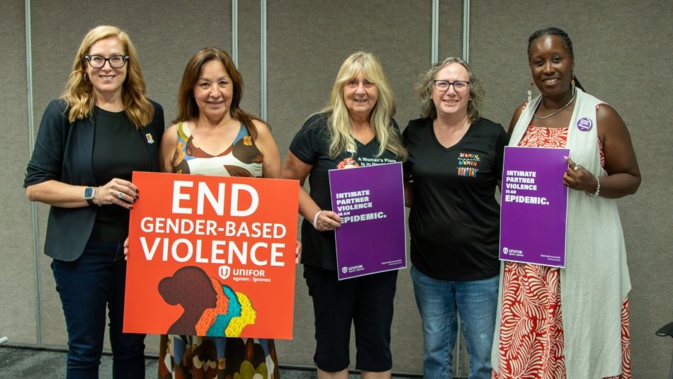 Cinq femmes brandissent des pancartes indiquant « End gender-based violence » (mettons fin à la violence sexiste) et « Intimate Partner Violence is an epidemic » (la violence entre partenaires intimes est une épidémie).