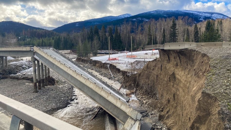 Pont d'autoroute emporté par les eaux.