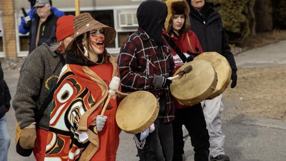 Des membres d’Unifor rendent hommage, aux femmes, aux filles et aux personnes bispirituelles autochtones assassinées et disparues (FFADA2E) en participant à la Marche commémorative annuelle des femmesDes membres d’Unifor rendent hommage, aux femmes, aux filles et aux personnes bispirituelles autochtones assassinées et disparues (FFADA2E) en participant à la Marche commémorative annuelle des femmes