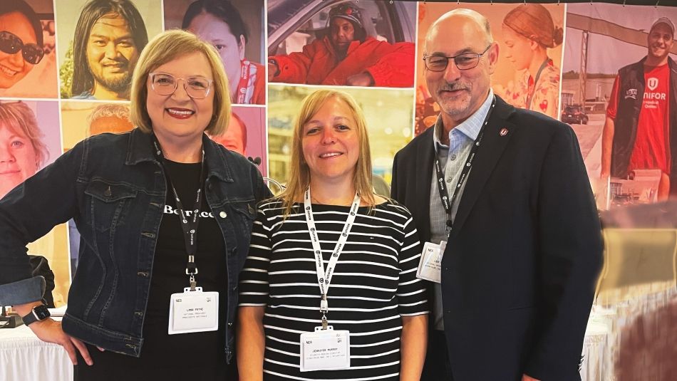 La directrice de la région de l'Atlantique d'Unifor, Jennifer Murray, se tient entre la présidente nationale Lana Payne et le secrétaire-trésorier national Len Poirier lors du Conseil régional de l'Atlantique 2023 à Moncton (N.-B.).