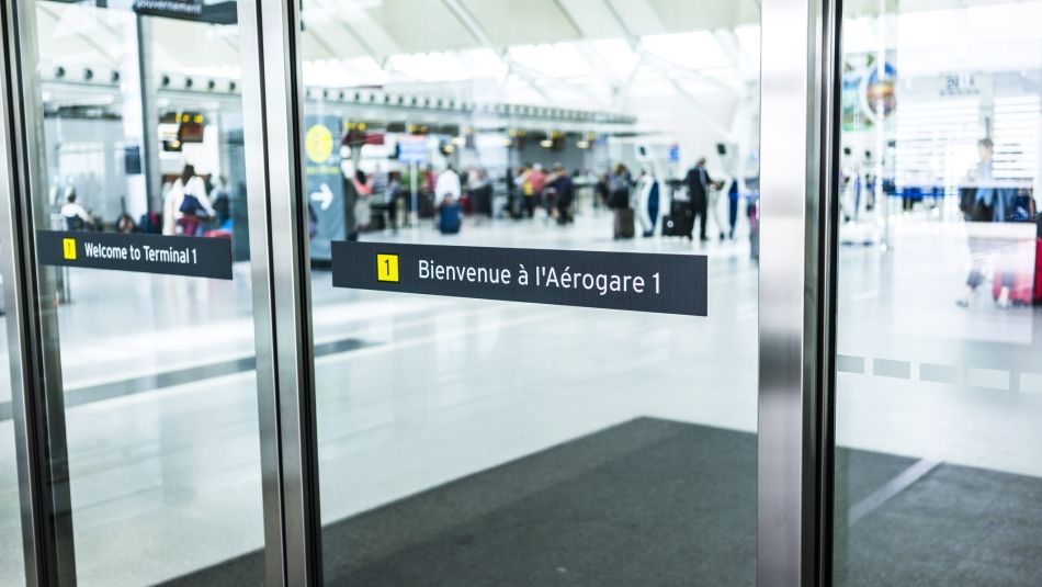 Portes coulissantes en verre donnant sur un terminal d'aéroport