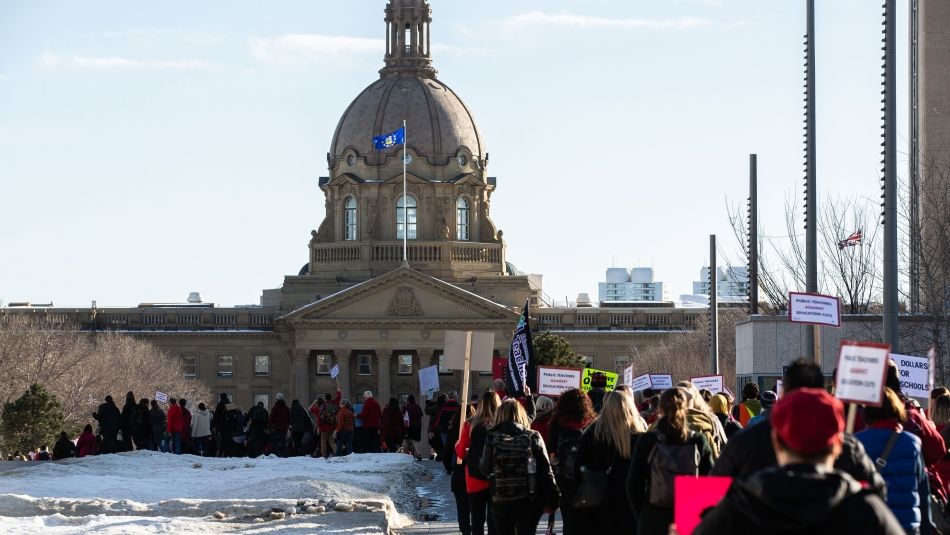 Une marche de protestation se dirige vers le bâtiment de la législature de l'Alberta.