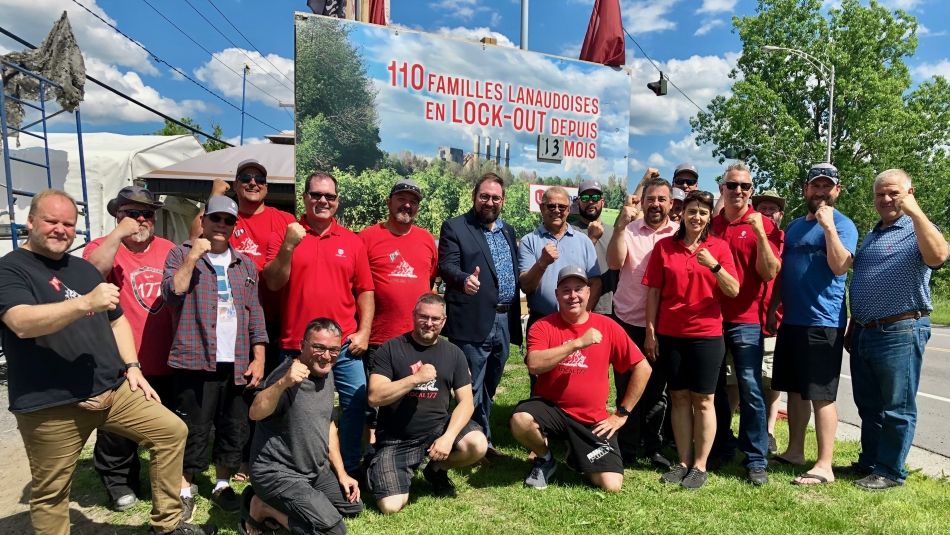 Un grand nombre de members d'Unifor qui sont en lock-out à la cimenterie Ash Grove, à Joliette.