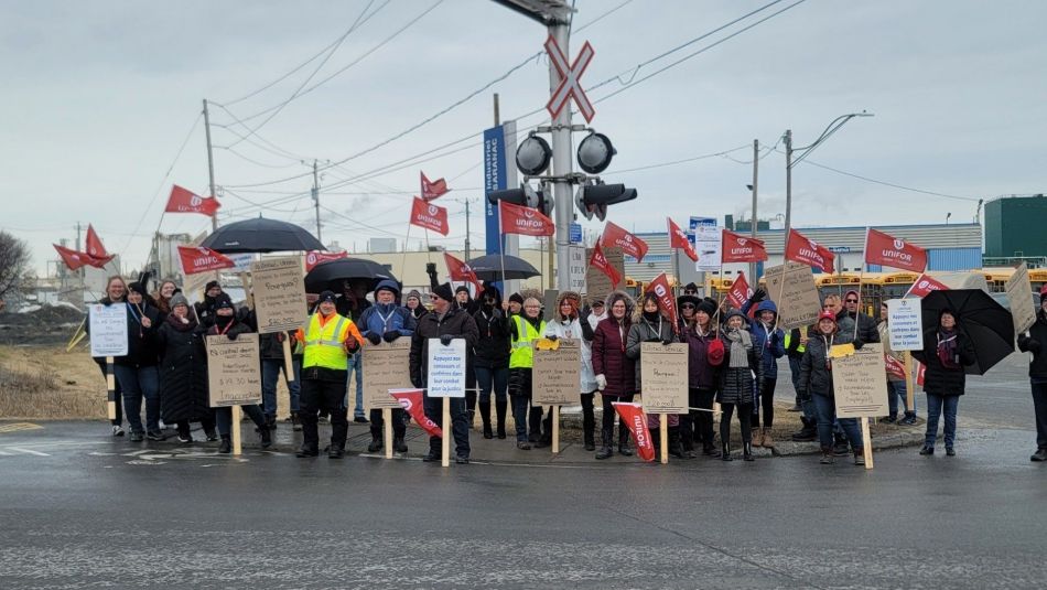 Autobus Venice workers on the picket line