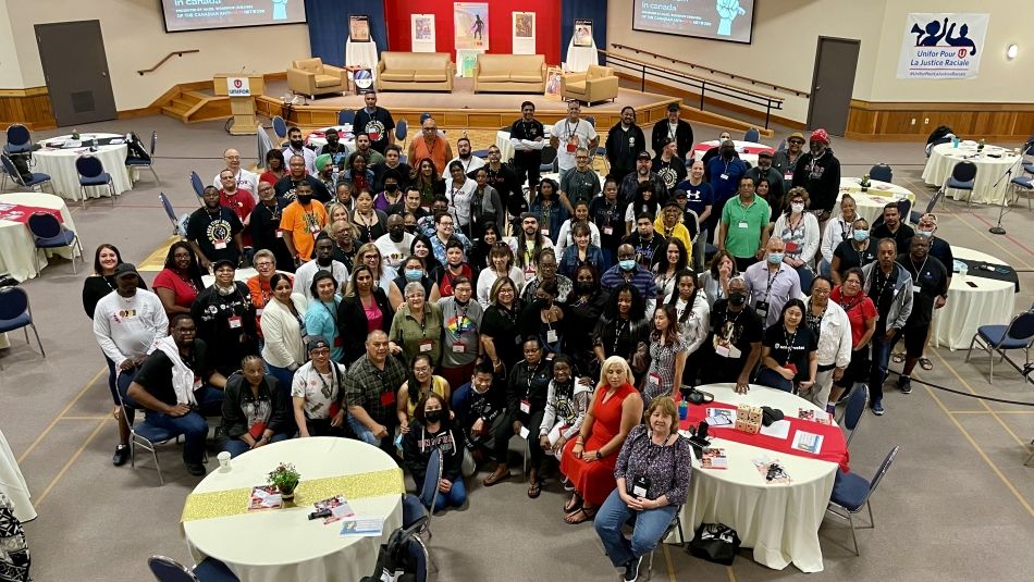Photo de groupe des déléguées et délégués à la Conférence des travailleuses et travailleurs noirs, autochtones et de couleur.