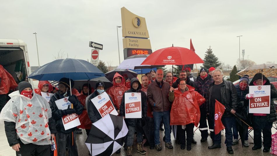Oakville Transit workers on the picket line.