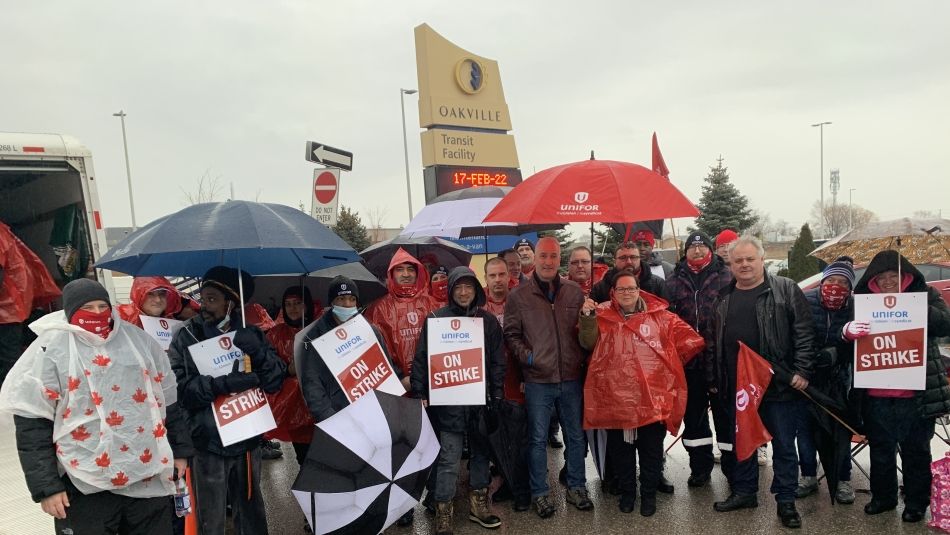 Oakville Transit workers on the picket line.