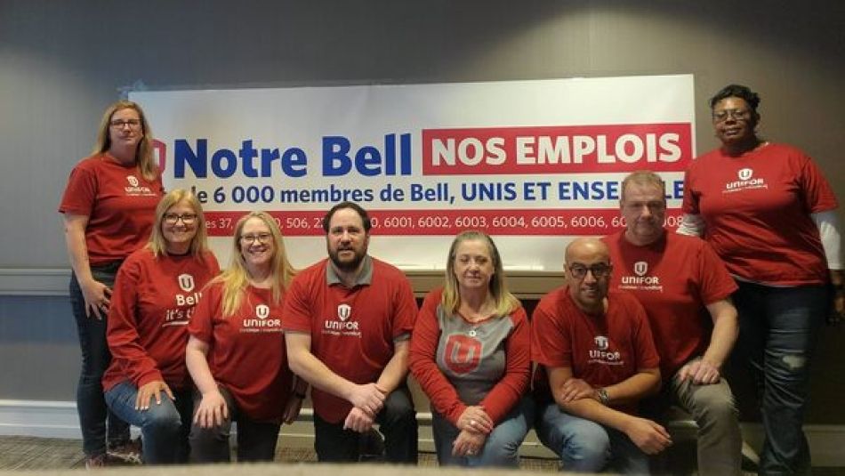 Un groupe de membre d'Unifor travaillant come personnel de bureau chez Bell.