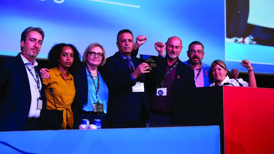 Des journalistes palestiniens et des dirigeants sur scène brandissant un prix