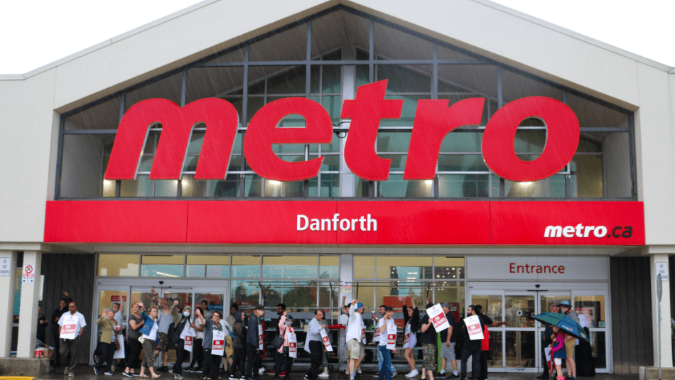 Metro grocery workers hold picket line in front of grocery store.