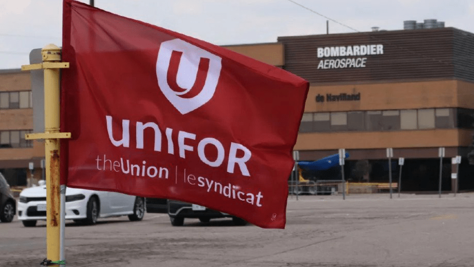 Drapeau rouge d'Unifor flottant à l'extérieur de l'usine De Havilland à Downsview, à Toronto.