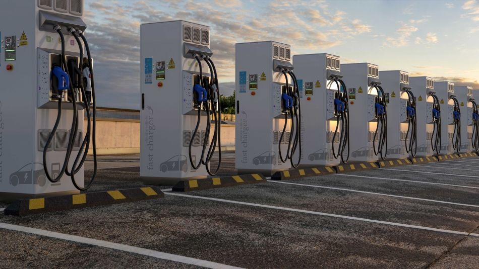 Stations de VE dans un parking au crépuscule